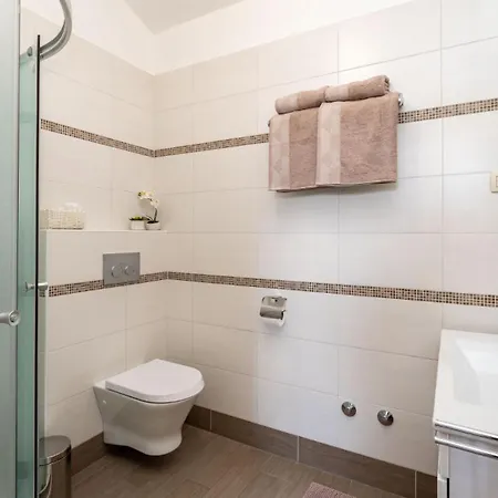 Lusia Pool&sauna Opatija By Guide * Brsec